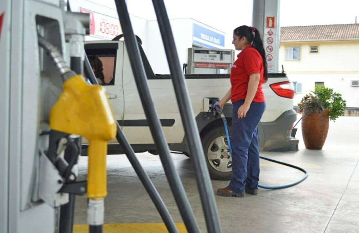 Em 12 meses, preço da gasolina cai 25% e do diesel sobe 23%