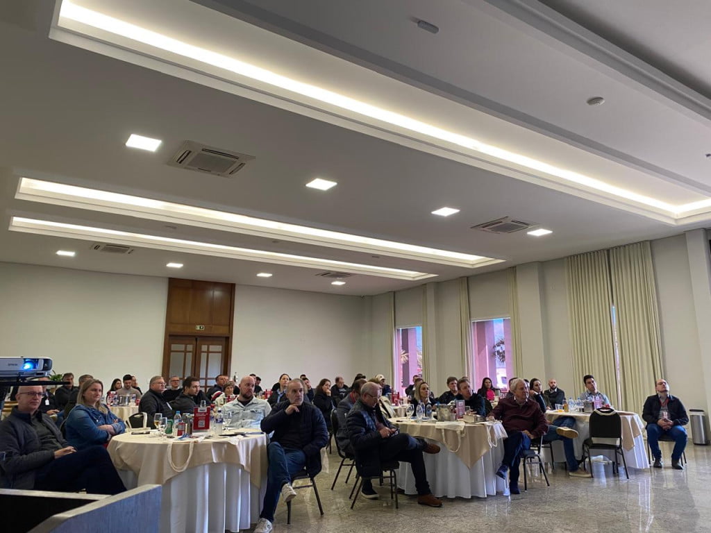 Revenda de combustíveis das Missões debate legislação em Santo Ângelo